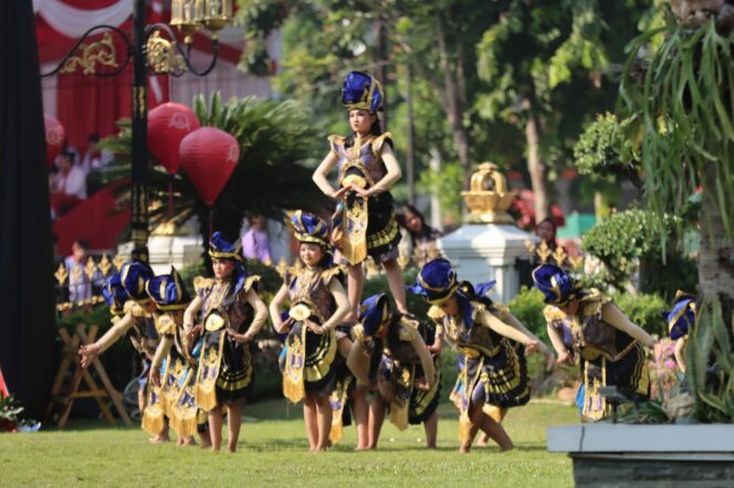 
 Tiga Tampilan Meriahkan Peringatan HUT Ke 79 RI di Gedung Negara Grahadi