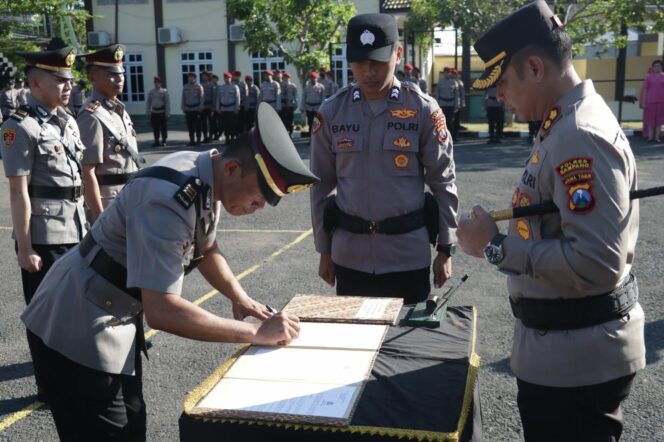 
 Kapolres Sampang Pimpin Upacara Sertijab Kasat Lantas Dan 2 Kapolsek Jajaran