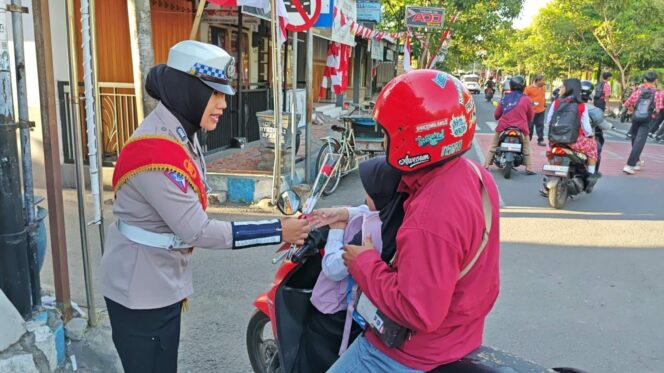 
 Peringati Hari Jadi ke 76, Polwan Polres Tulungagung Bagikan Bunga Dan Coklat