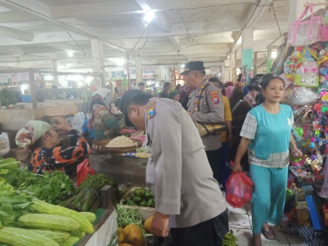 
 Polres Sampang Melaksanakan Kegiatan Sambang Kamtibmas Di Pasar Srimangunan, Antisipasi Peredaran Uang Palsu Dan Kejahatan Lainnya