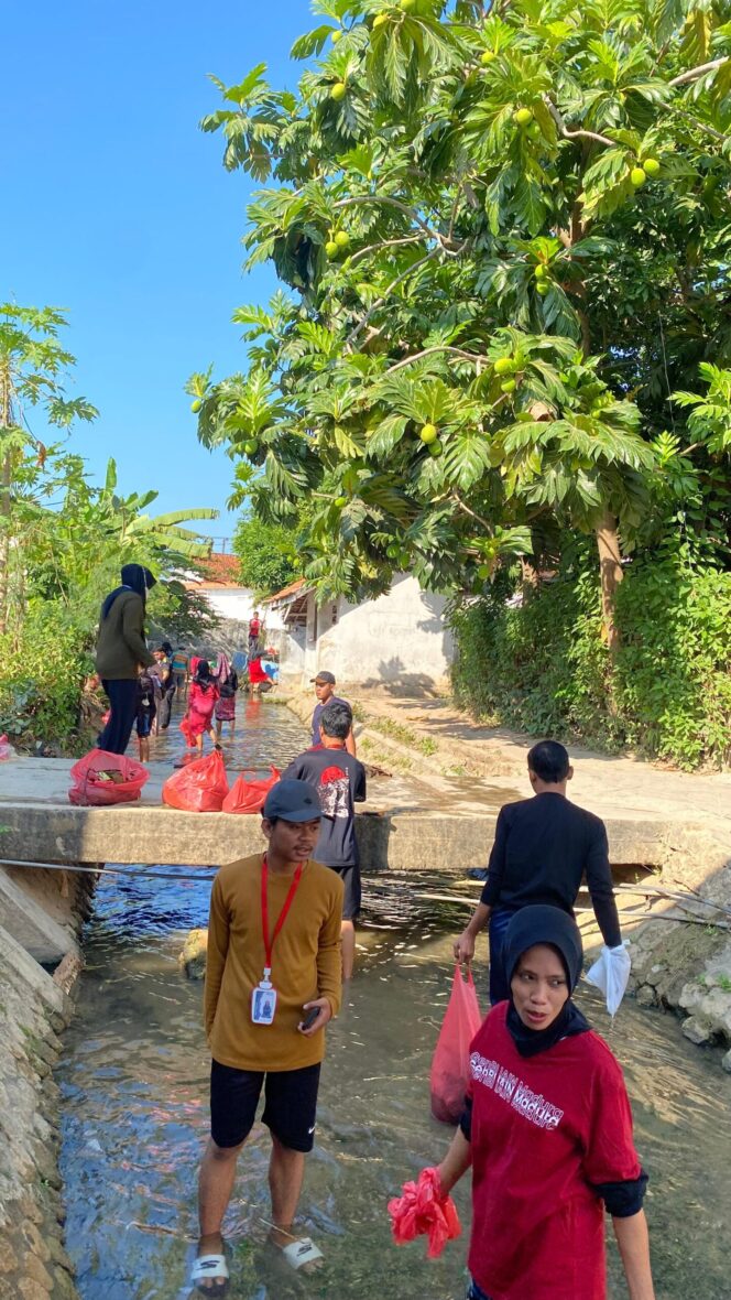 
 Kerja Bakti Didesa Omben, Dibantu Kader Posyandu Beserta Mahasiswa KKN