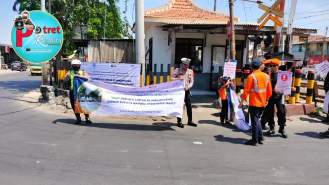 
 Sambut Hari Lalu Lintas Bhayangkara ke-69, Satlantas Polres Pelabuhan Tanjung Perak dan PT KAI Daop 8 Gencar Sosialisasi Keselamatan di Perlintasan Sebidang