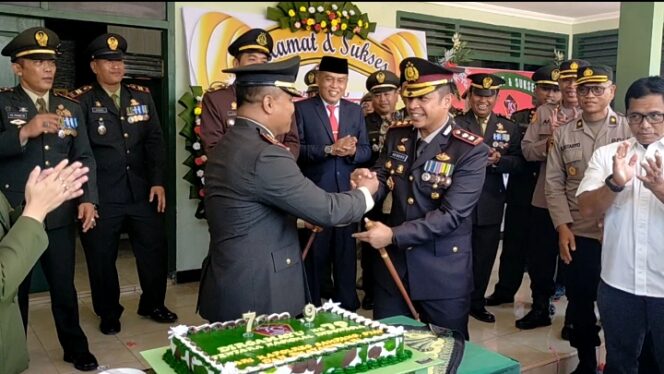 
 Kapolres Sampang berkunjung Ke Dandim 0828 Ucapkan selamat Hari Ulang Tahun TNI KE 79