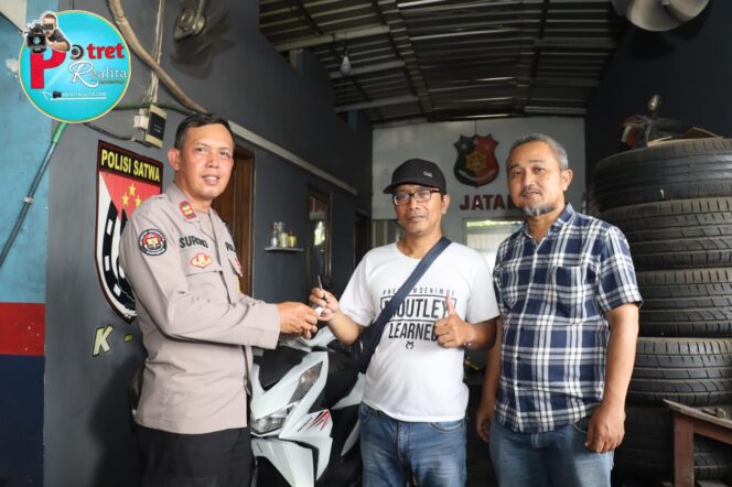 
 Senyum Bahagia Pemilik Motor Setelah Motor yang Digelapkan Pelaku Dikembalikan Satreskrim Polres Pelabuhan Tanjung Perak