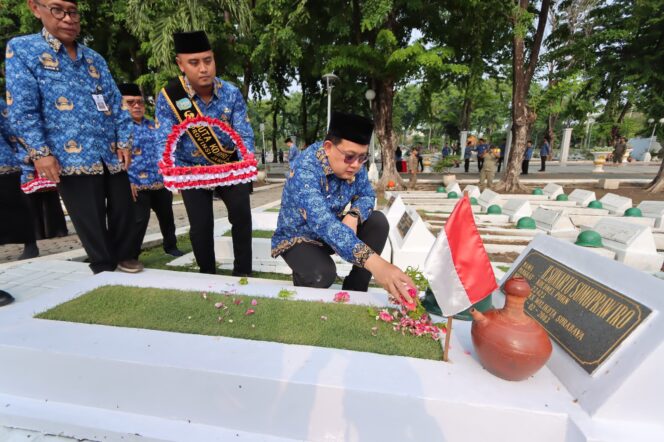 
 HUT KORPRI ke-53 Pj. Gubernur Jatim Ajak DP KORPRI Kenang Jasa Pahlawan