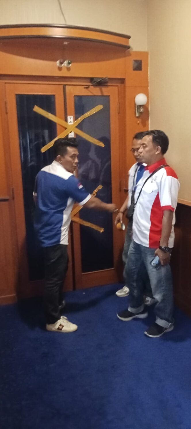 
 PJ Bupati Sampang Jarang Masuk Ke Kantor, Forsa Hebat Beri Simbol Segel Pintu Ruang Kerjanya