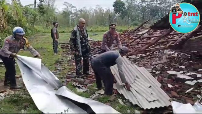 
 Gercep, Polisi dan TNI Bantu Tangani Dampak Angin Puting Beliung di Bondowoso