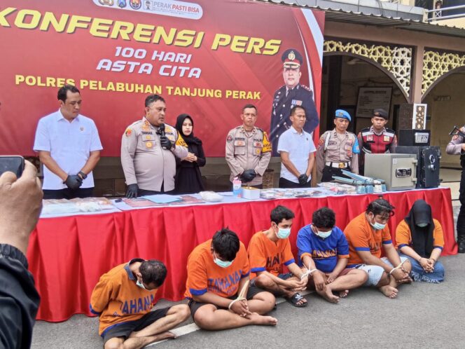 
 100 Hari Program Asta Cita, Polres Pelabuhan Tanjung Perak Grebek Kampung Narkoba Di Jalan Kunti Surabaya