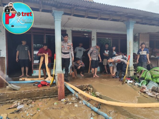 
 Polisi Peduli, Polres Blitar Salurkan Bantuan dan Siapkan Dapur Umum untuk Warga Terdampak Banjir