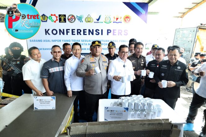 
 Menteri Perdagangan Apresiasi Polres Pelabuhan Tanjungperak Ungkap Barang Impor Ilegal Senilai 9,8 M