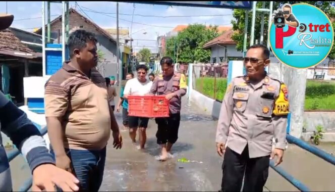 
 Peduli Bencana, Polisi Salurkan Bantuan Kepada Warga Terdampak Banjir di Jombang