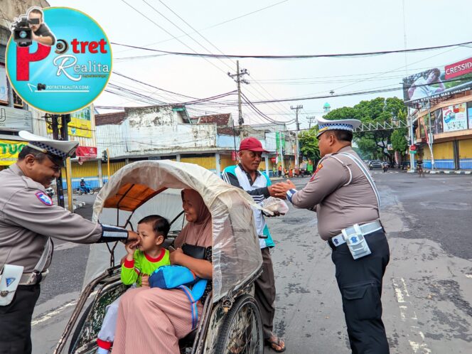 
 Jelang Nataru Polres Lumajang Beri Edukasi Masyarakat Tertib Lalu Lintas Sambil Berbagi Nasbung