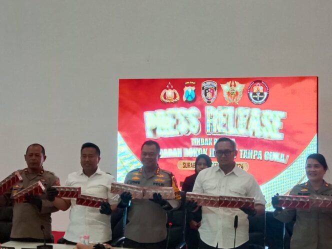 
 Satreskrim Polrestabes Surabaya Amankan Satu Truk Box Bermuatan Rokok Ilegal