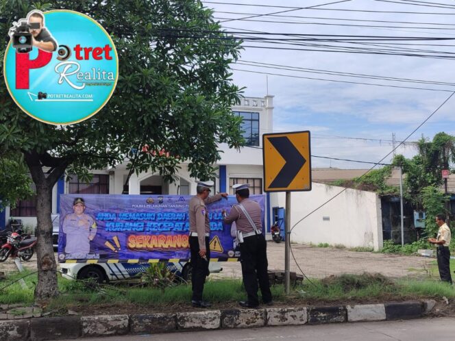 
 Jelang Nataru, Polres Pelabuhan Tanjungperak Pasang Rambu di Jalur Black Spot