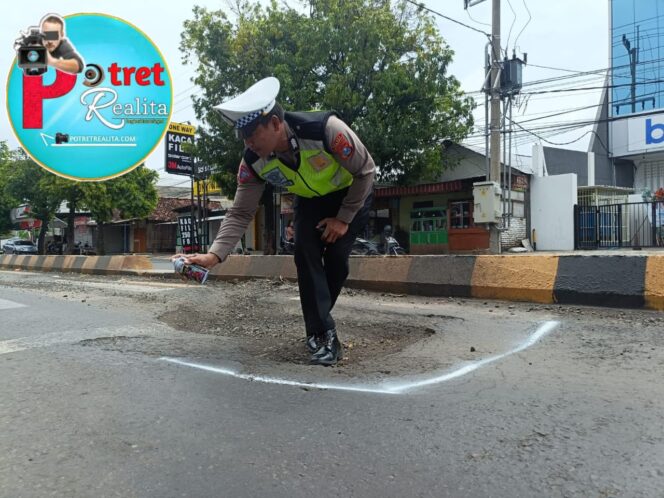 
 Mitigasi Jelang Nataru, Polres Situbondo Tandai Jalan Berlubang di Jalur Pantura