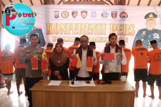 
 Polres Pamekasan Berhasil Ungkap Kasus Perjudian, 16 Tersangka Diamankan