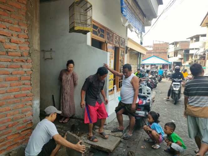 
 Musim Penghujan Warga Gundi Lapangan Gotong-Royong Bersihkan Saluran Air