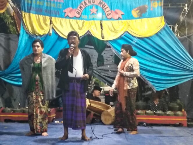 
 Tokoh Masyarakat Gundih Haji ORE Gelar Tradisi Sandur Madura