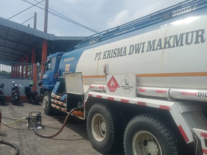 
 Terpantau Dengan Jelas Transportir  PT Krisma Dwi Makmur Menyalurkan BBM Jenis Solar Industri Kepelabuhan Kejawanan Cirebon