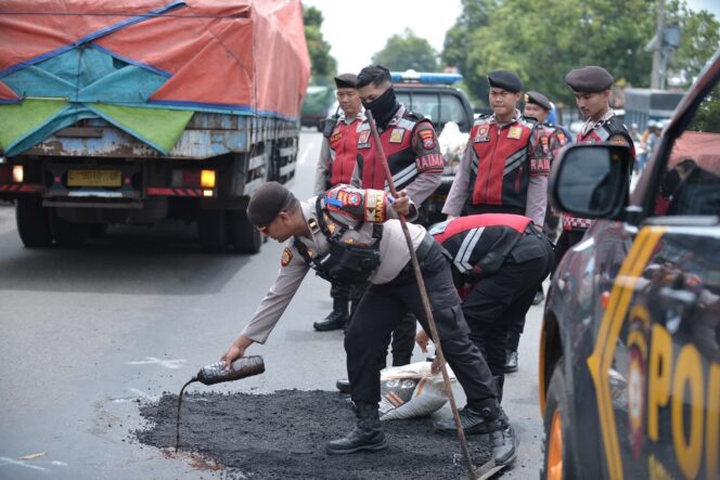 
 Harkamtibmas, Polres Situbondo Patroli Sambil Tambal Jalan Berlubang