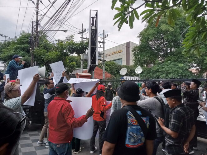 
 Jaringan Anti Rasuah Menggelar Aksi Unjuk Rasa Di Depan Mapolda Jatim, Diduga Korupsi Dana PEN Di Sampang Madura