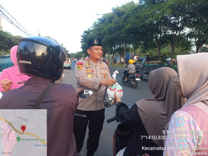 
 Polsek Benowo Indahkan Bulan Ramadhan Dengan Berbagi Takjil