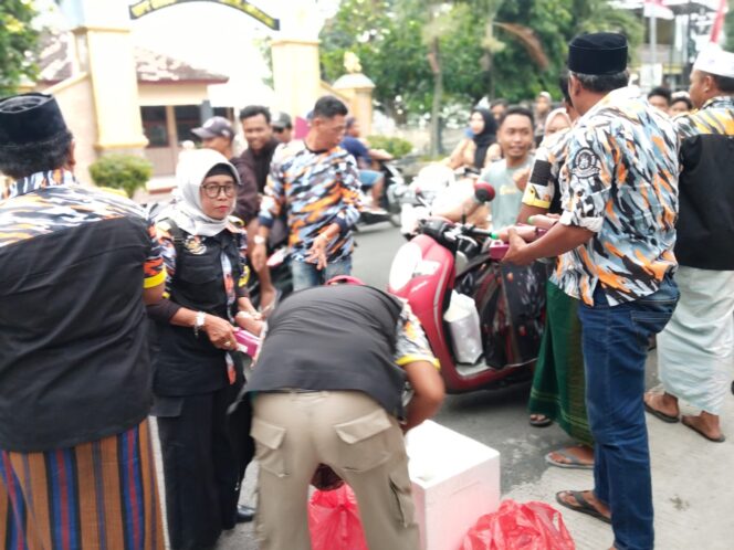
 LSM GMBI Distrik Gresik Bersama Polsek Benjeng Indahkan Bulan Ramadhan Dengan Berbagu Takjil Gratis