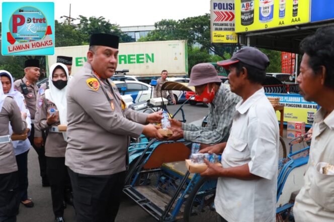 
 Berbagi Berkah Ramadan, Kapolres Pelabuhan Tanjung Perak Bagikan 200 Takjil Kepada Tukang Becak dan Pengguna Jalan