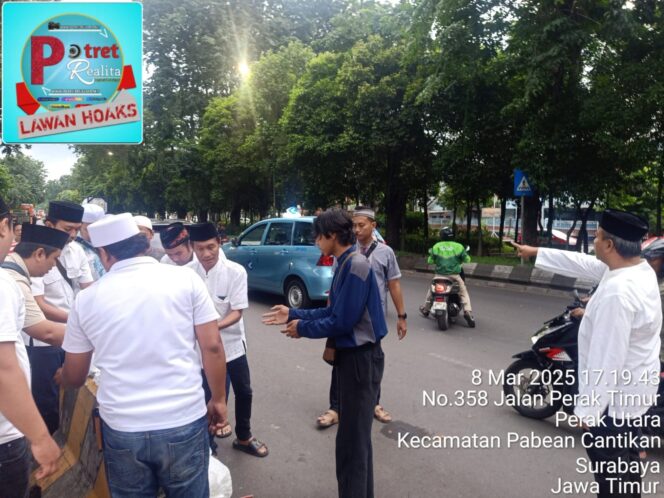 
 Kepedulian Polisi di Bulan Ramadhan, Satintelkam Polres Tanjung Perak Bagikan Takjil Untuk Warga Surabaya