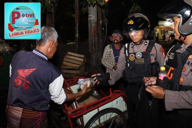 
 Jaga Keamanan Ramadan, Kapolres Pelabuhan Tanjung Perak Gelar Patroli Skala Besar dan Berbagi Sahur