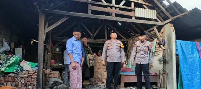 
 Kapolres Rembang Menanggung Biaya Rehap Rumah Kakek Juri yang Roboh Terkena Hujan