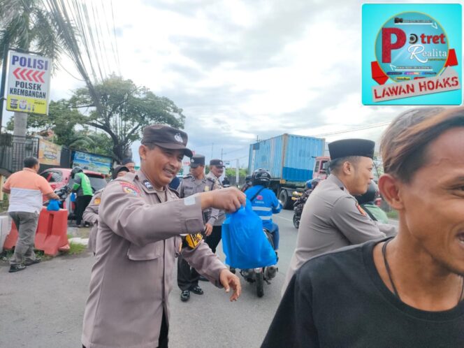 
 Polsek Krembangan Berbagi Takjil Ramadan, Wujud Kepedulian ke Masyarakat