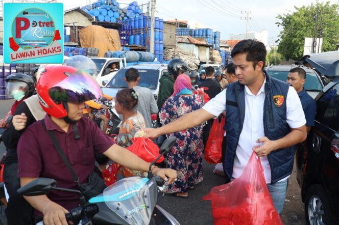 
 Ramadan Berkah: Satreskrim Polres Pelabuhan Tanjung Perak Berbagi Takjil dan Edukasi Kamtibmas di Surabaya