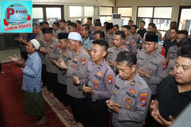 
 Polres Pelabuhan Tanjung Perak Gelar Sholat Gaib untuk 3 Personel Gugur dalam Tugas di  Way Kanan Lampung