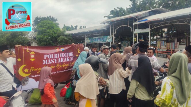 
 Polri Untuk Masyarakat: Polres Pelabuhan Tanjung Perak Bagikan 200 Takjil Menjelang Idul Fitri 1446 H di Serambi Ampel Surabaya