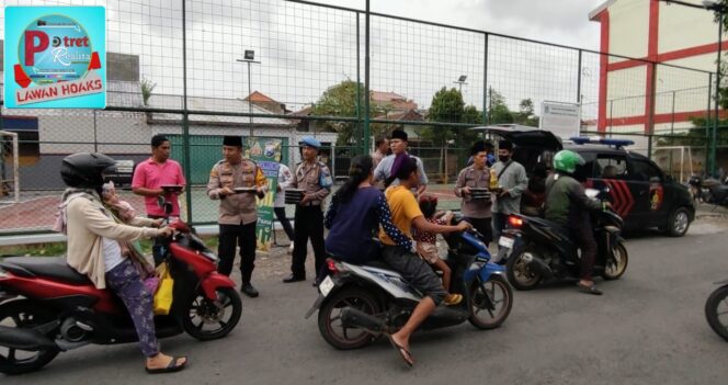 
 Ramadan Penuh Berkah Polsek Asemrowo Bagikan Takjil ke Warga di Surabaya