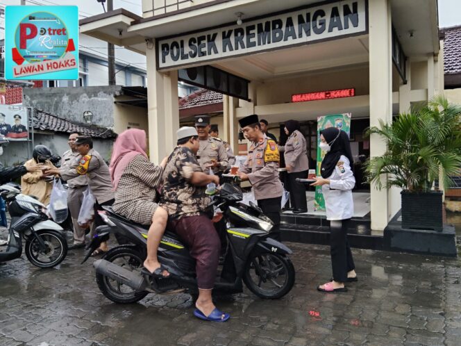 
 Polsek Krembangan Bagikan 150 Paket Takjil ke Warga dan Tukang Becak di Surabaya