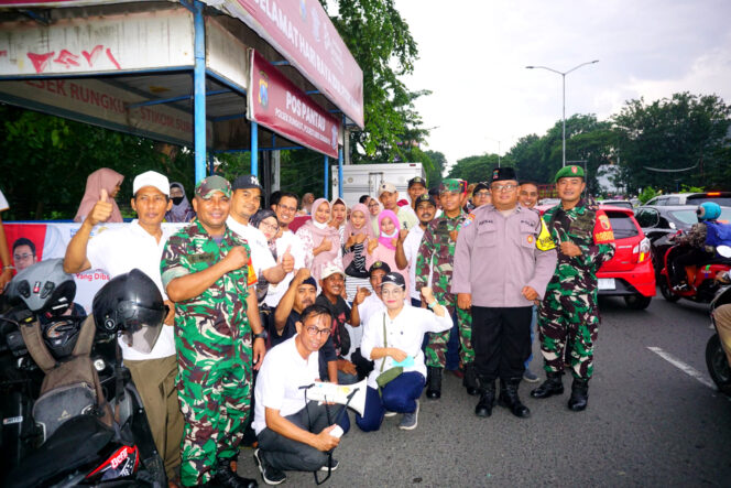 
 Tiga Pilar Bantu Bagikan Takjil 2025 Paket Hasil Swadaya Warga RW15 Medokan Ayu Rungkut