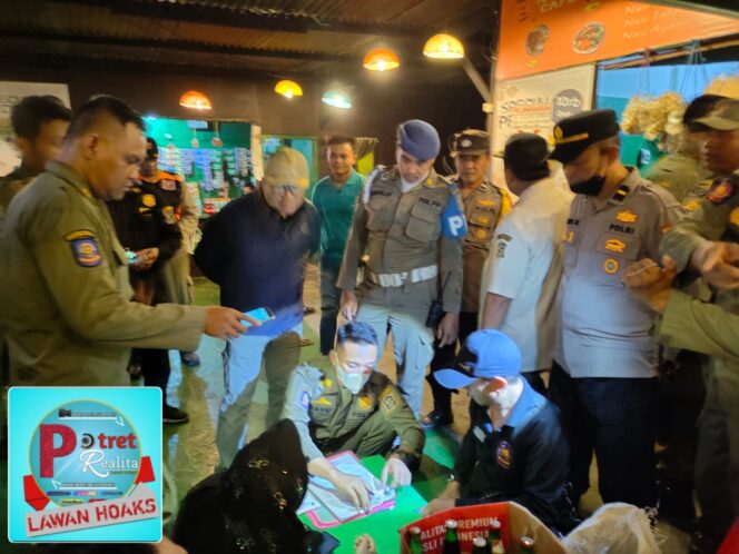 
 Forkopimka Kenjeran Gerebek Kafe di Jalan Tambak Wedi Pesisir, Amankan Puluhan Botol Miras