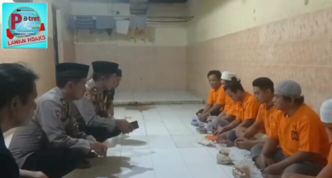 
 Momen Kebersamaan: Polsek Krembangan  Gelar Buka Bersama Tahanan