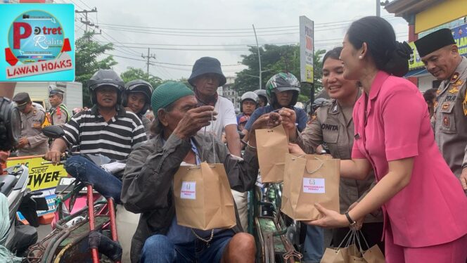 
 Bhayangkari Polres Pelabuhan Tanjung Perak Bagikan 350 Takjil di Pos PAM Bunguran Surabaya