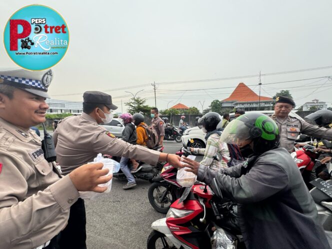 
 Polsek Krembangan Bagikan 150 Paket Takjil untuk Warga di Bulan Ramadan