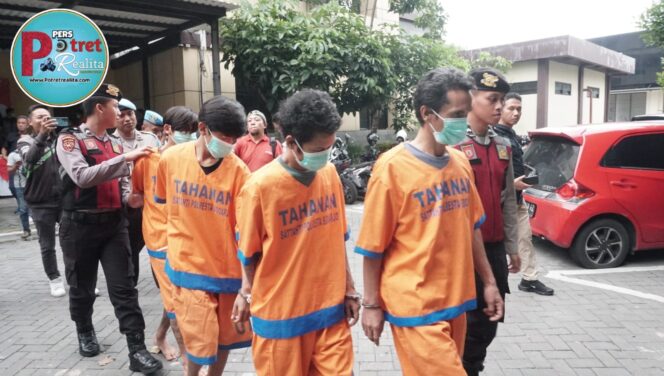 
 Polresta Sidoarjo Berhasil Amankan 4 Tersangka Pencurian Pipa Stainless di Tjiwi Kimia