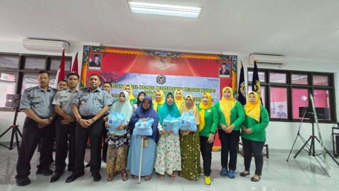 
 Hari Bakti Pemasyarakatan (HBP) ke-61, Lapas Narkotika Kelas IIA Pamekasan Gelar Kegiatan Bakti Sosial untuk Masyarakat