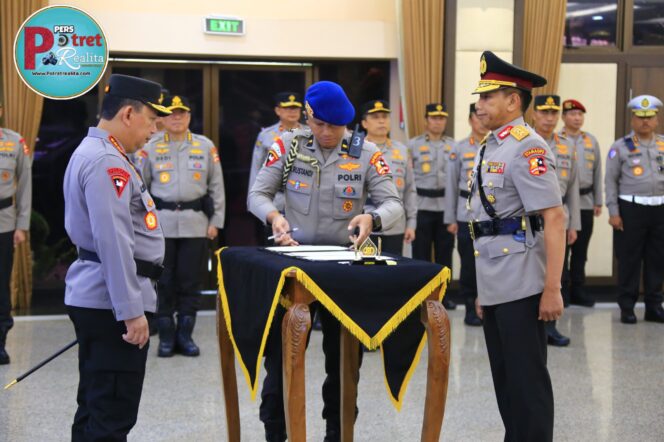 
 Pelantikan Astamaops Kapolri, Komjen Pol Imam Sugianto Serah Terima Jabatan kepada Irjen Pol Akhmad Wiyagus