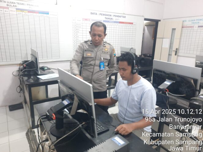 
 Satlantas Polres Sampang Memberikan Pelayanan Prima bagi Pemohon SIM Baru dan Perpanjangan