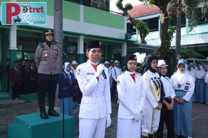
 Upacara Hari Kartini Wakapolres Situbondo Motivasi Pelajar Jadi Generasi Indonesia Hebat