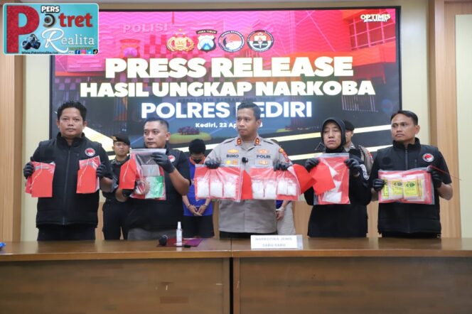 
 Polres Kediri Berhasil Gagalkan Peredaran Narkoba, Tiga Tersangka dan Sabu Hampir 1 Kg Diamankan