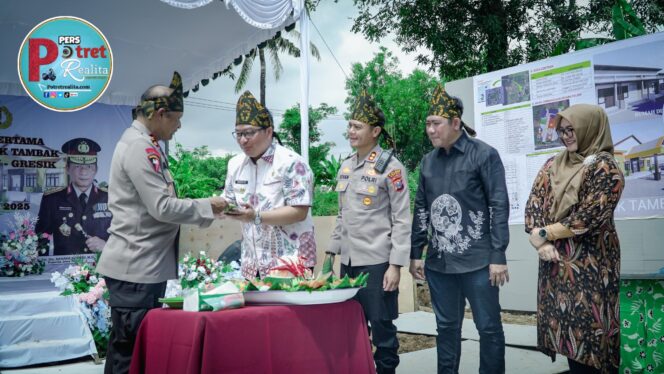 
 Kapolda Jatim Kunjungi Pulau Bawean Resmikan Pembangunan Mapolsek Tambak
