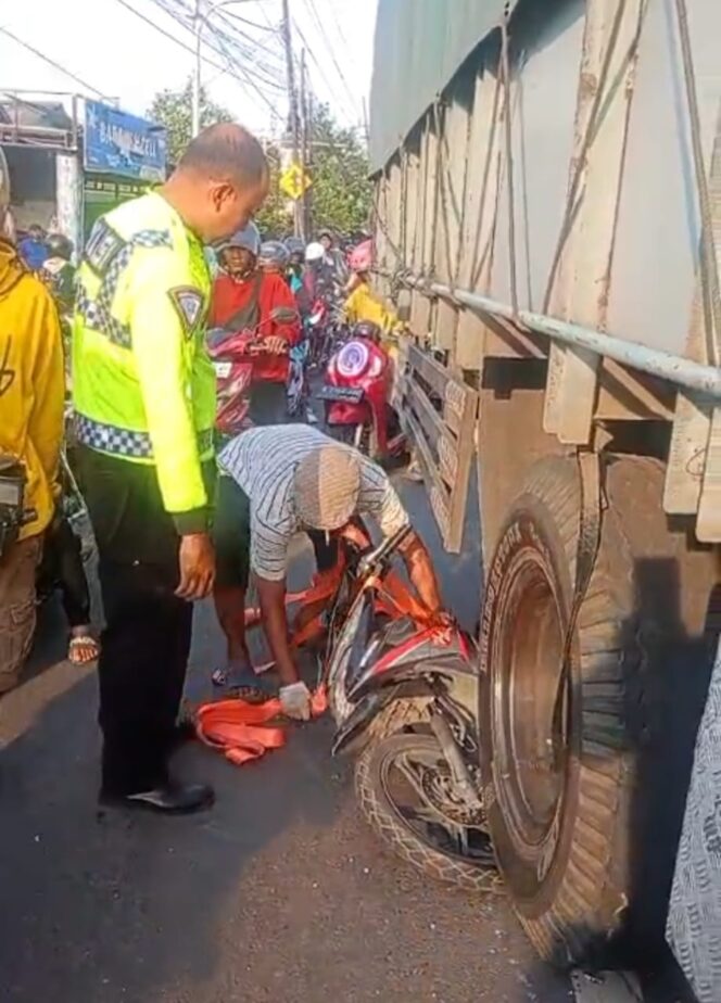 
 Diduga Karna Mabuk, Sopir Truk Tronton Tabrak Pengendara Sepeda Motor Hingga Tewas